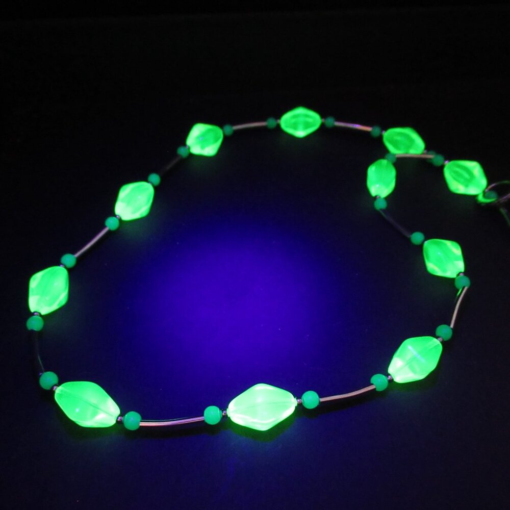 Uranium glass bead necklace - Picture 2 of 10